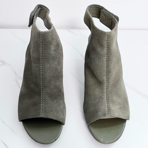 NEW Clarks Deva Bell Suede Booties Block Heel Olive Green Leather Size 9 - Picture 2 of 10